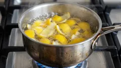 Boiling lemon peels in the kitchen: why is it recommended and how should they be used?