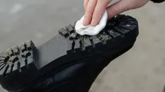 Rub cotton wool on the soles of your shoes, and you will no longer slip on slippery roads: a useful life hack.