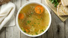 How to cook the perfect golden chicken broth: 5 secrets for a rich flavor